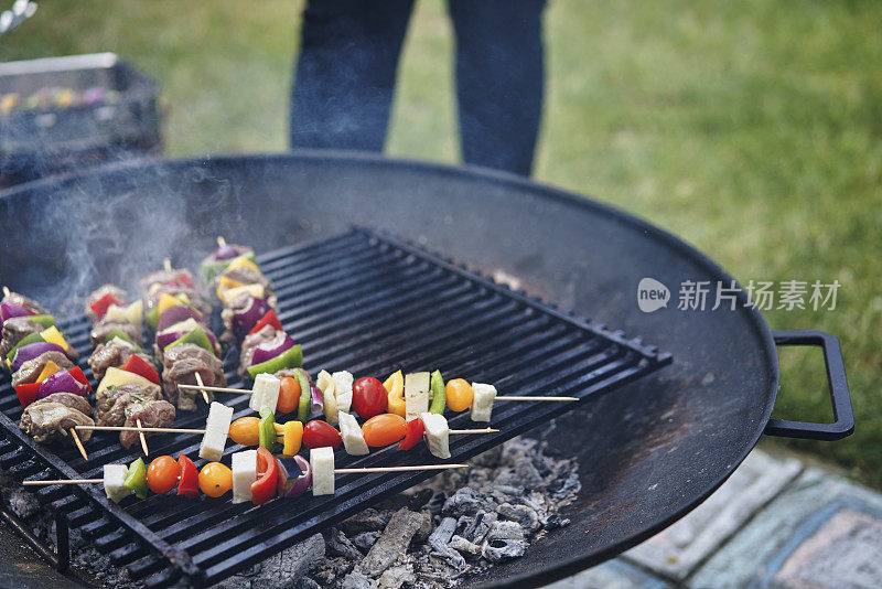 烤羊肉，牛肉和素食烤肉