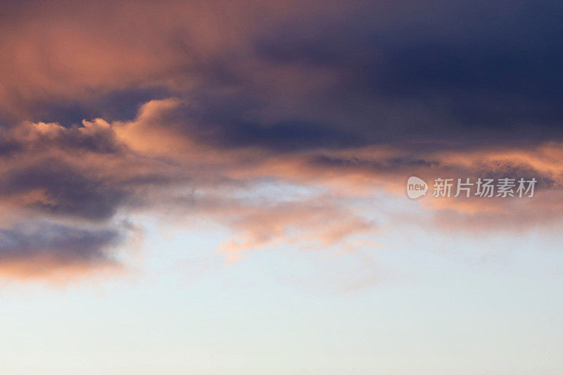 日落时分，天空中有棉花糖般的云朵