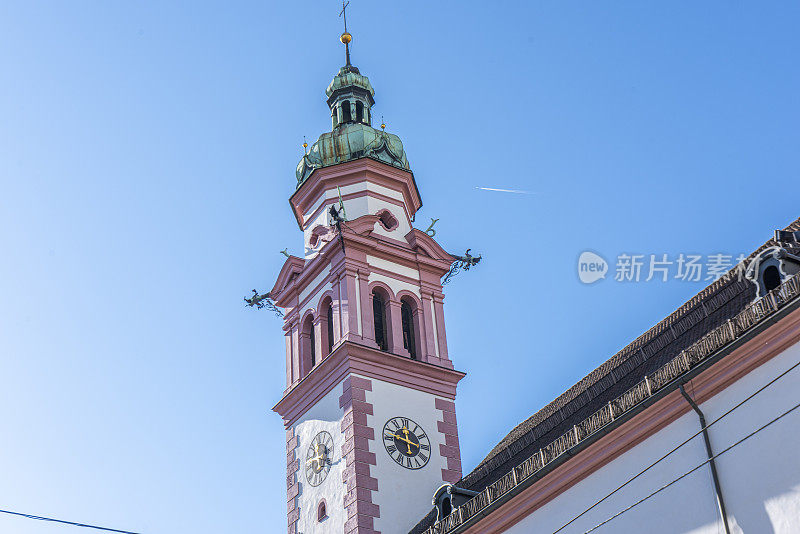 奥地利因斯布鲁克老城市中心教堂钟楼的景色。