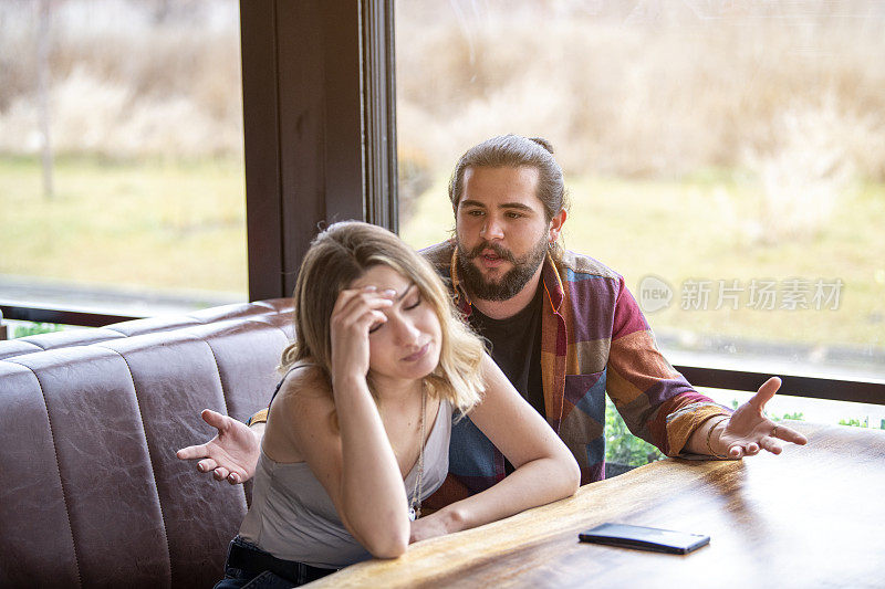 年轻夫妇在咖啡馆聊天