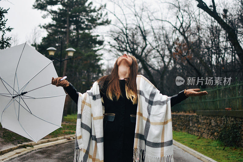 美丽的年轻女子享受着雨天