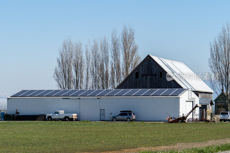 谷仓屋顶上的太阳能电池板