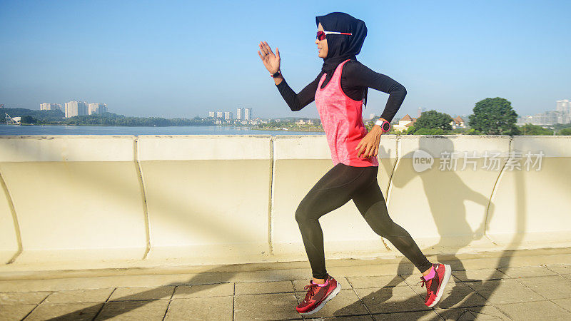 马来西亚女运动员戴着太阳镜跑步