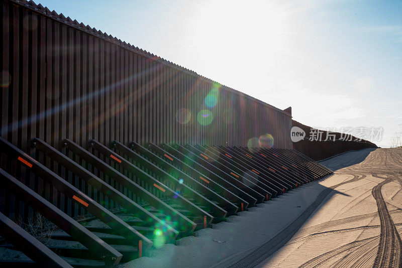 国际边界墙的日落视图，加利福尼亚，特写