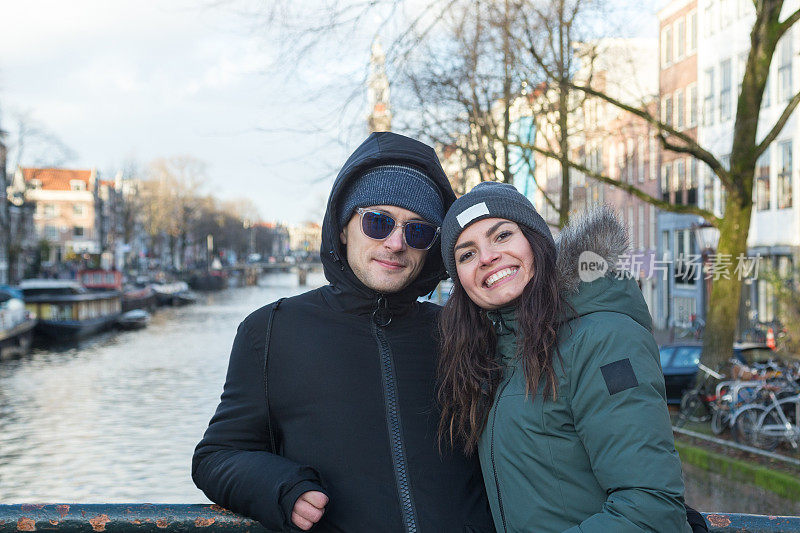 夫妻俩走在阿姆斯特丹的大街上。