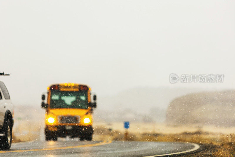 在冰雪潮湿的道路上驾驶美国西部冬季旅行系列