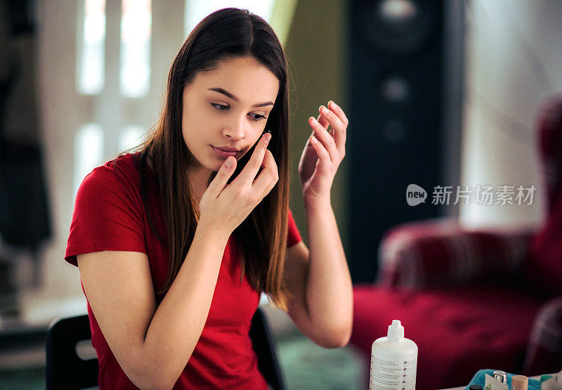 女人们戴着隐形眼镜