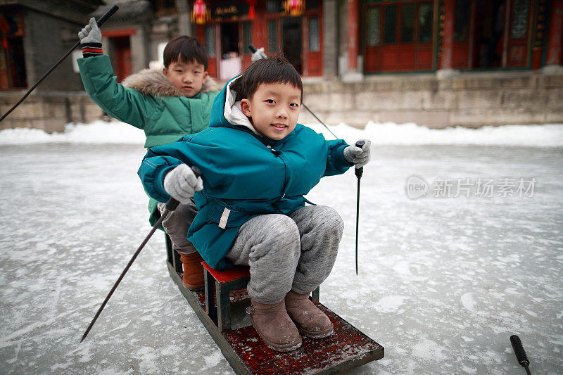 在北京的颐和园里，孩子们在湖上结冰，享受滑雪、滑冰、冰上自行车的乐趣。