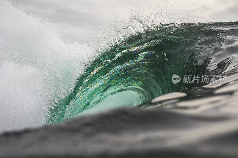 翠绿的波浪在海洋中波折