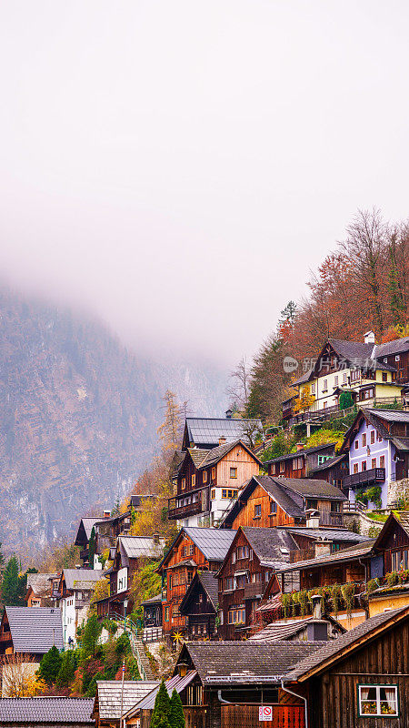 奥地利萨尔兹卡默古特，秋天暮色中的哈尔斯塔特山村