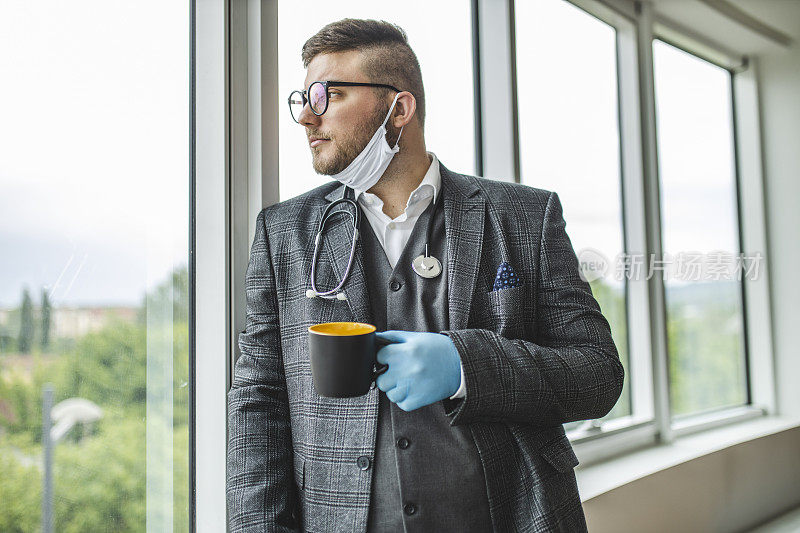 医生喝咖啡