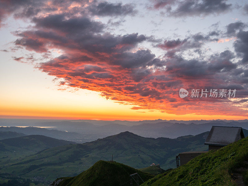 日出时的阿彭策尔兰山脉，瑞士阿尔卑斯山