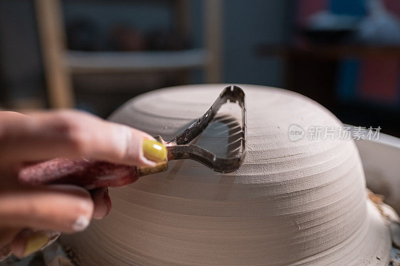 用陶器工具雕刻粘土