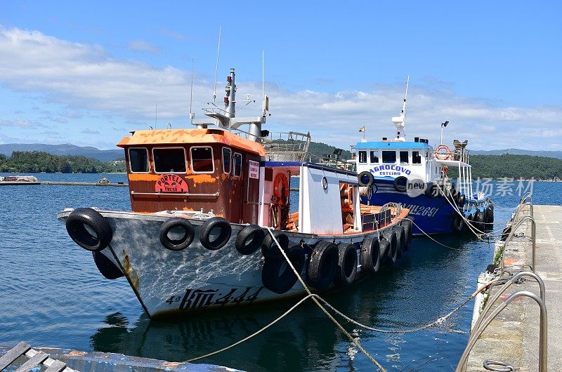 港湾里有加利西亚渔船。Freixo,西班牙。