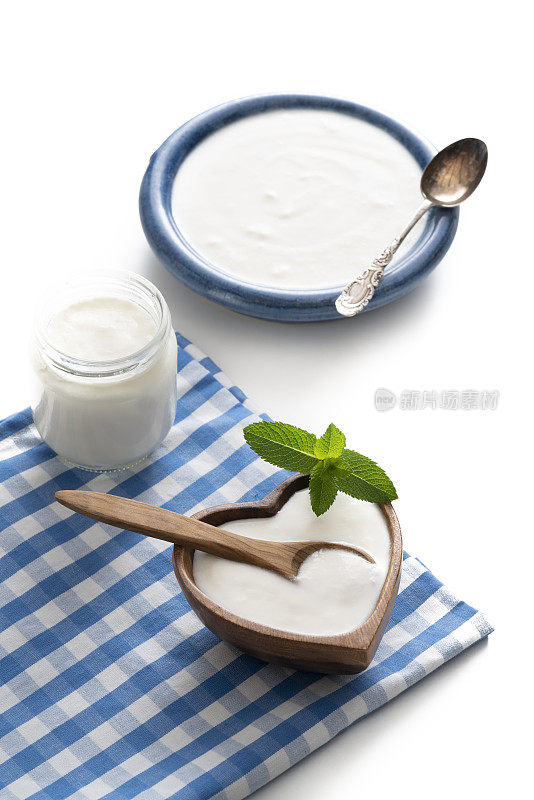 自制酸奶心型木碗与薄荷叶玻璃容器隔离上白