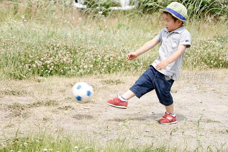小男孩在踢足球