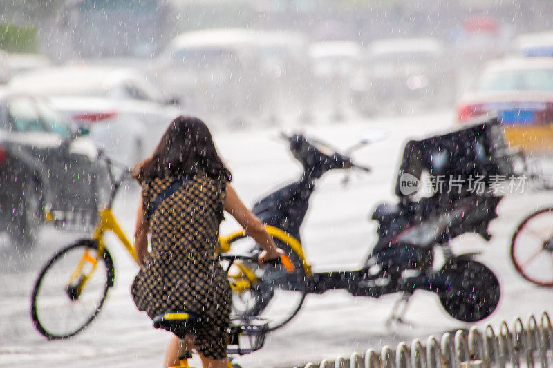 大雨在大城市，汽车在行驶