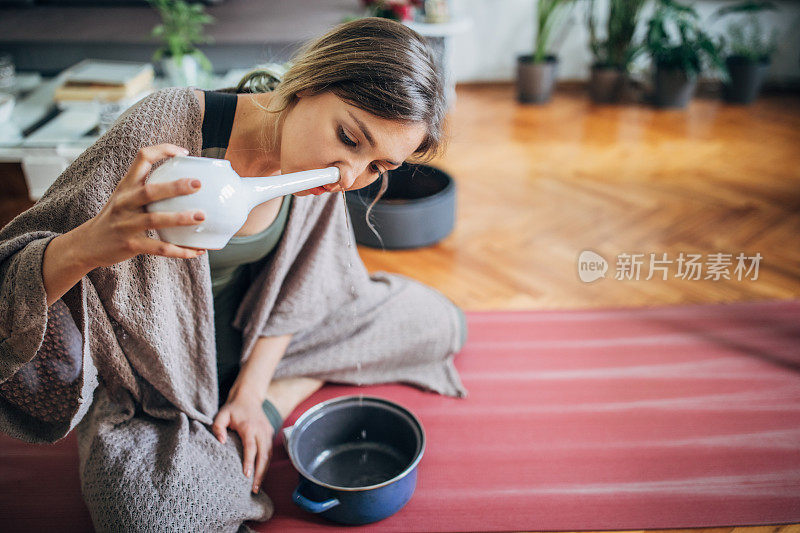 漂亮女人用洗鼻壶