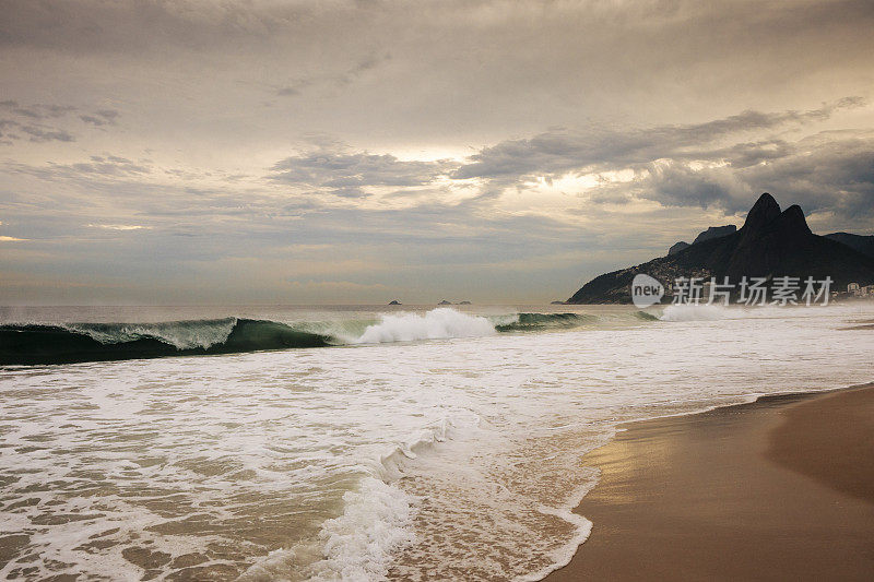 伊帕内玛海滩和二兄弟山与风暴云在里约热内卢de里约热内卢