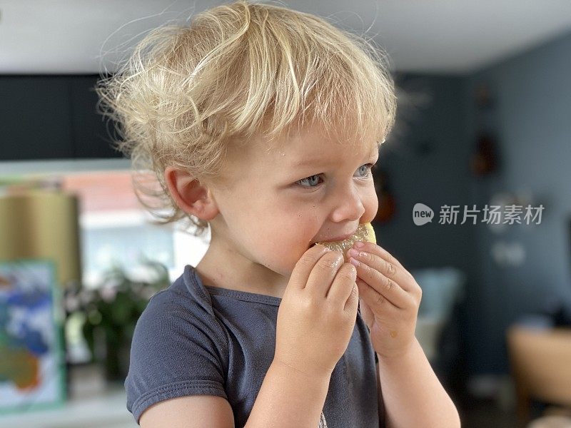 幼童品尝酸柠檬