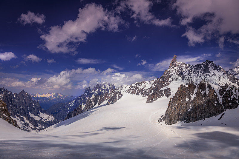 登特杜Géant，勃朗峰和登山队在冰川-意大利阿尔卑斯山的一边