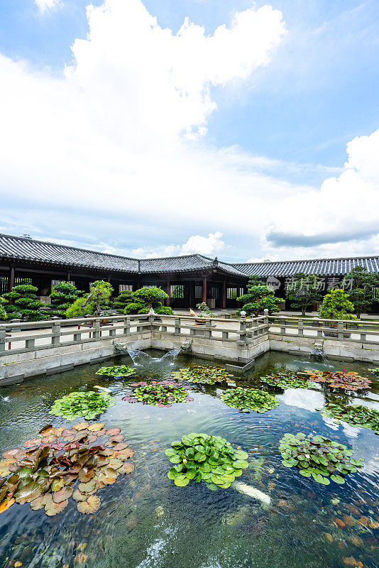 智莲庵是位于香港九龙钻石山的大型佛教寺院建筑群。