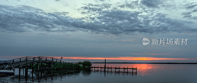 剪影的湖边码头在黄昏与雄伟的云彩景观