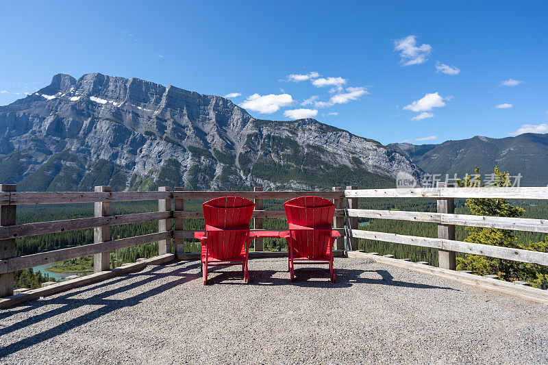 在加拿大亚伯达省班夫观测点的两张红色椅子