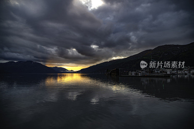 基奈半岛海湾上的日出倒影