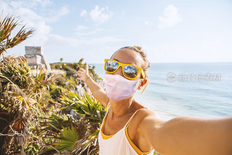 一名年轻女子在墨西哥图卢姆废墟拍摄自拍照