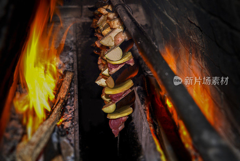 烤肉串――当地的土耳其菜。