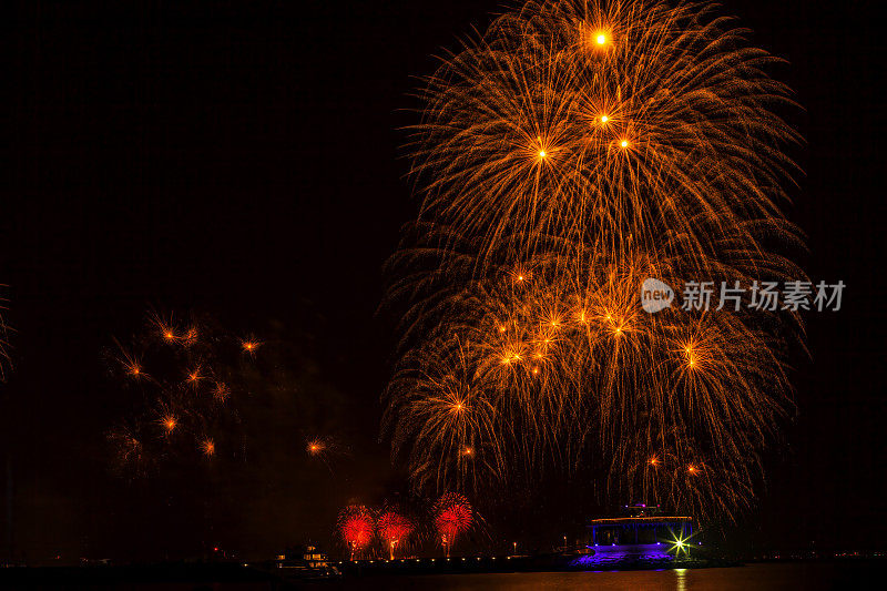 12月31日晚上，阿拉伯联合酋长国迪拜，在一个受欢迎的公众海滩上，在黑暗的夜空下，五颜六色的烟花庆祝新年。