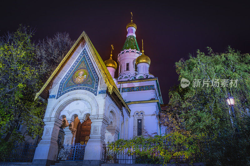俄罗斯圣尼古拉斯教堂的奇迹制造者在夜晚照亮-索菲亚，保加利亚