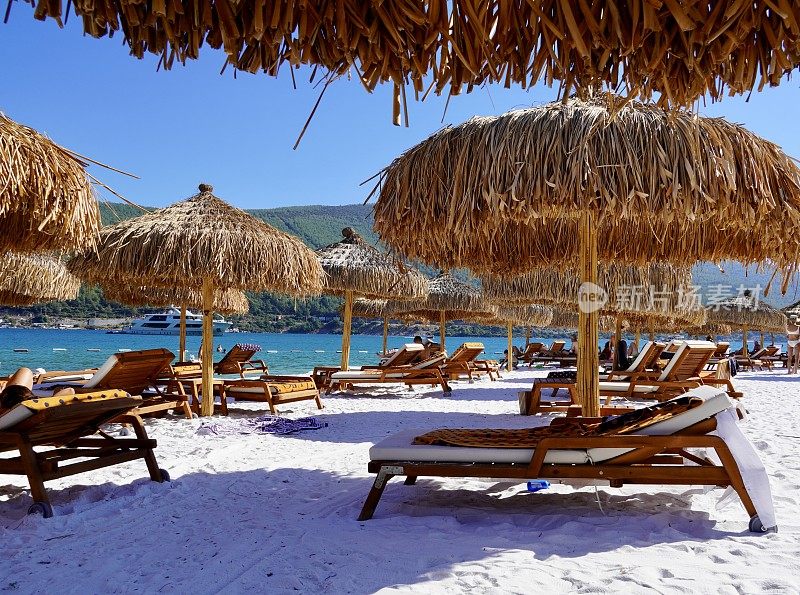 爱琴海碧水碧水的莱克酒店的雪白沙滩