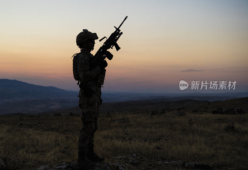 夕阳下士兵手持步枪的剪影