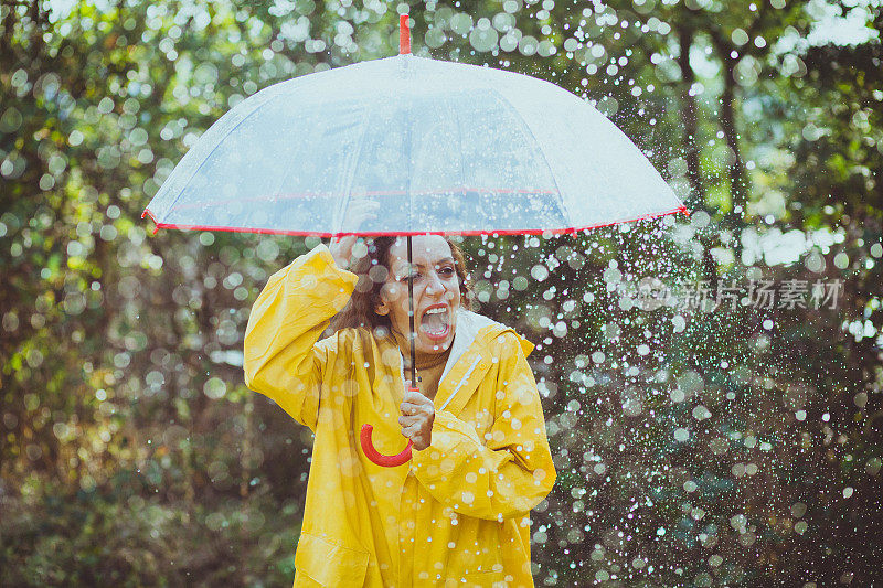 快乐的女人在雨中行走