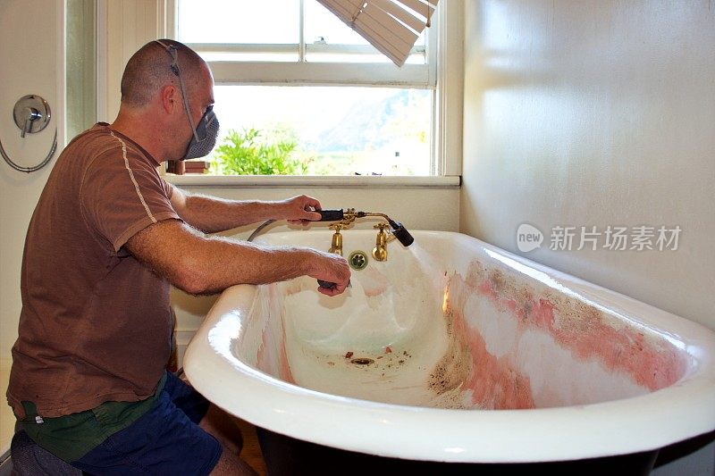 人漆剥落一个铸铁浴槽