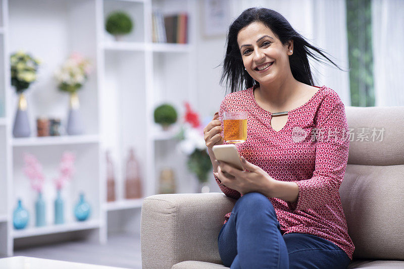 女人在家坐在沙发上的照片