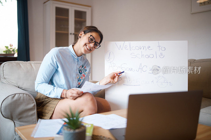 年轻女性通过视频电话在线授课。