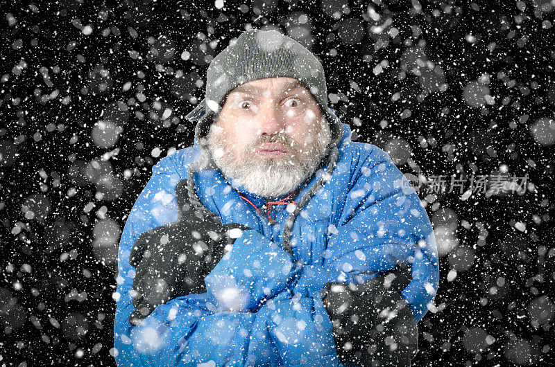 人在雪下冻住的肖像