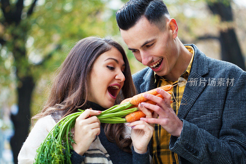 年轻夫妇吃胡萝卜