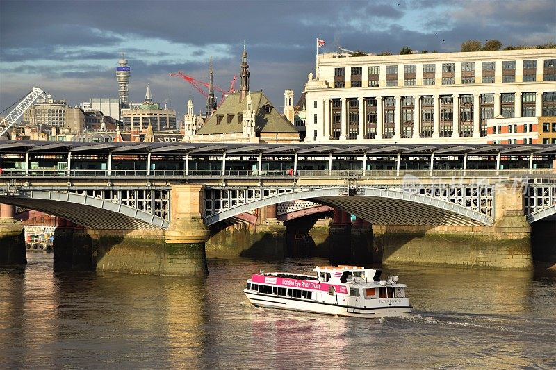 黑衣修士桥和泰晤士河游船，伦敦