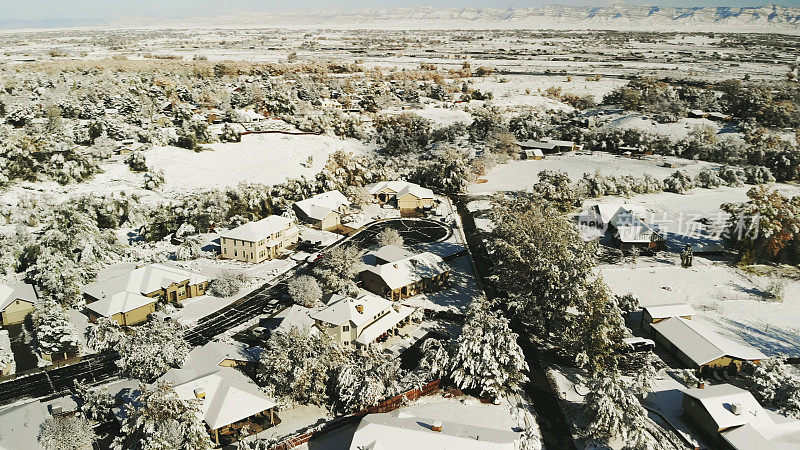 在一个新建立的分部的雪屋屋顶的鸟瞰图，初冬的早晨的照片系列