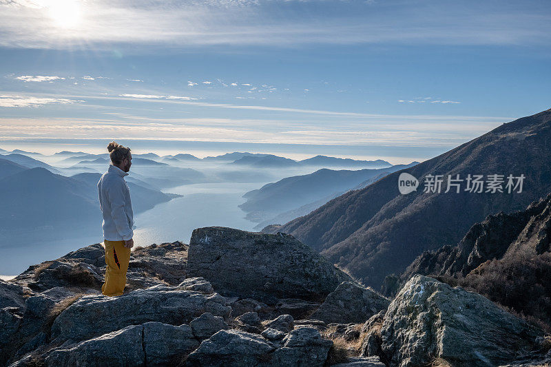 男性徒步旅行者从山顶眺望风景