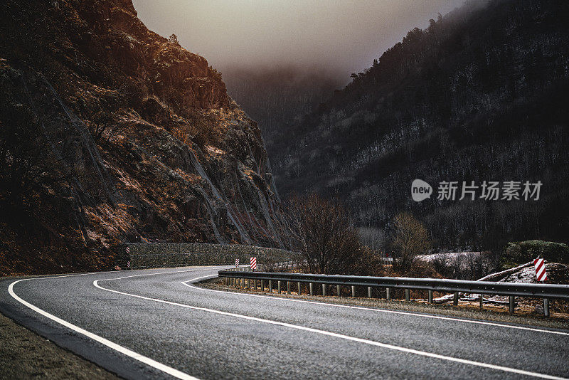 朦胧的道路穿过群山