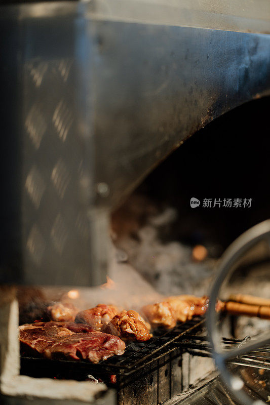 土耳其风格的烤肉串在金属格栅上