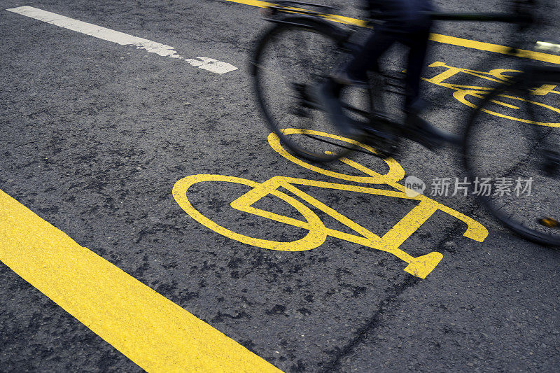 为了应对气候变化，市中心的临时自行车道