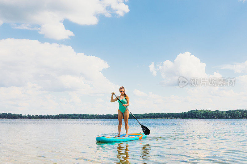 年轻女子在湖边享受夏日时光