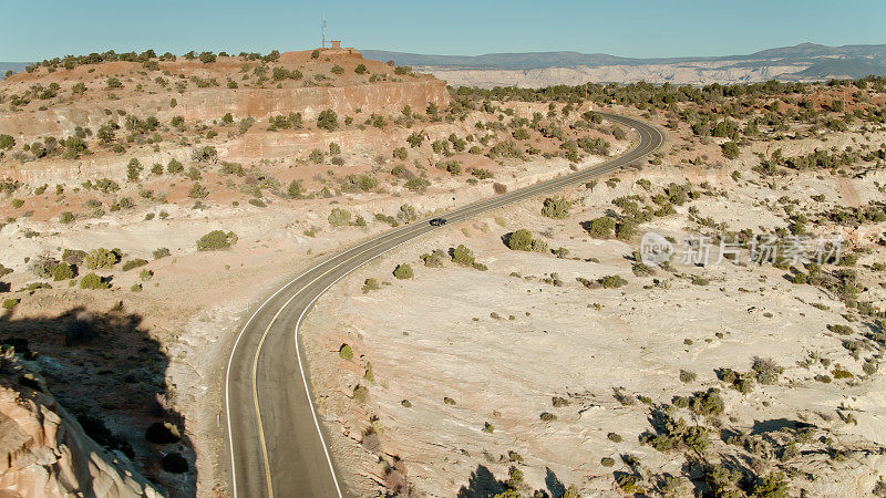 在犹他州岩石俯瞰处的露头周围弯曲的道路