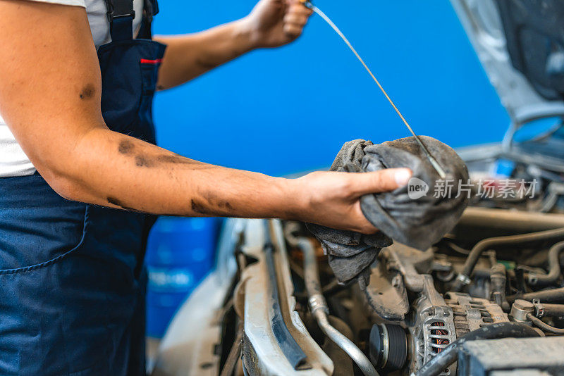 在汽车修理厂提供汽车维修和保养服务的专业技工。